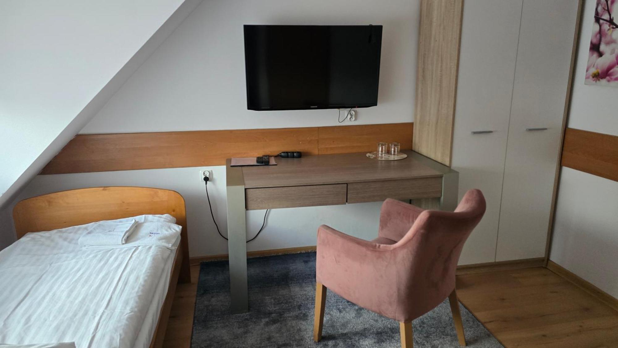 Motel Za Miedza Bralin ภายนอก รูปภาพ
